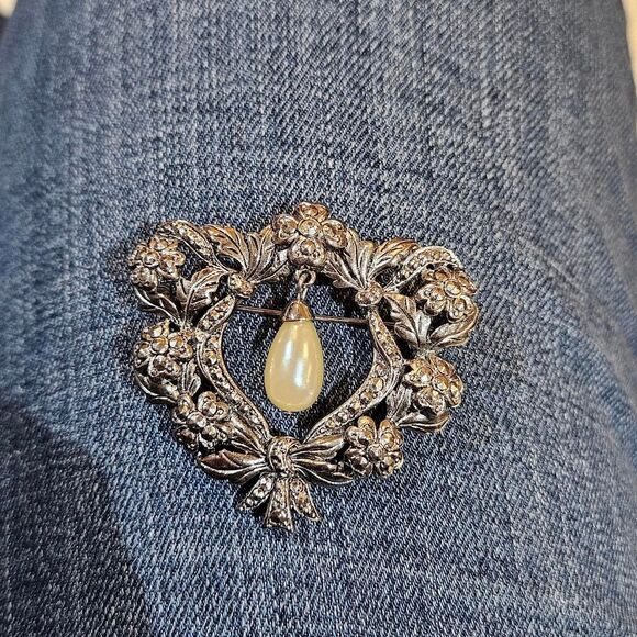 90s cottagecore coquette silver tone faux pearl brooch - Picture 2 of 3